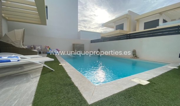 Resale - Villa -
LOS MONTESINOS - La Herrada