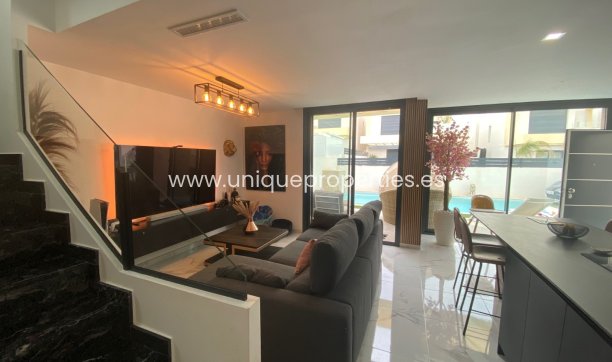 Resale - Villa -
LOS MONTESINOS - La Herrada