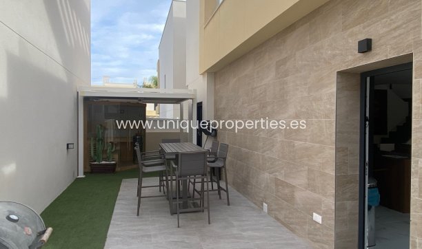 Resale - Villa -
LOS MONTESINOS - La Herrada