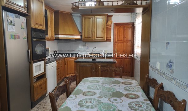 Herverkoop - Village House -
Urracal