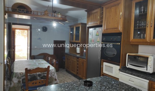 Herverkoop - Village House -
Urracal