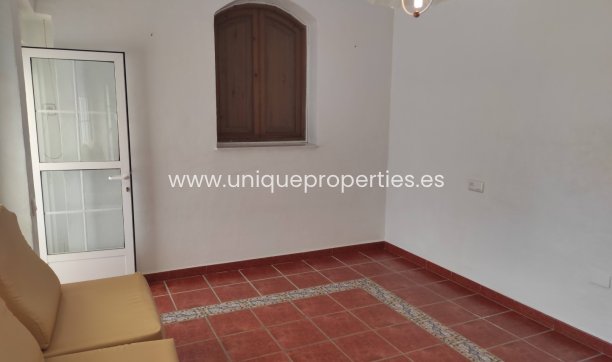 Herverkoop - Village House -
Urracal