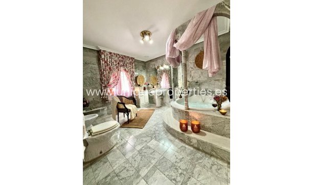 Resale - Village House -
Olula del Rio