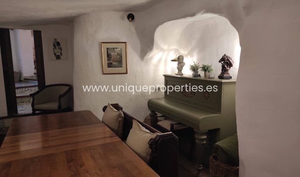 Herverkoop - Cave House -
Galera