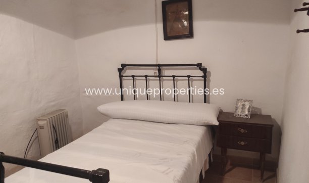 Herverkoop - Village House -
Somontin