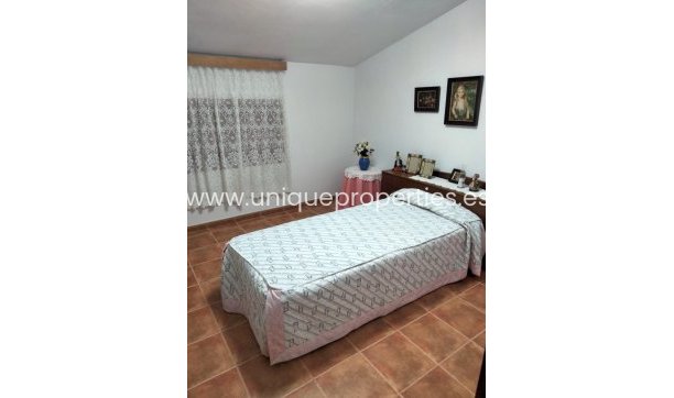 Reventa - Cortijo -
Huescar