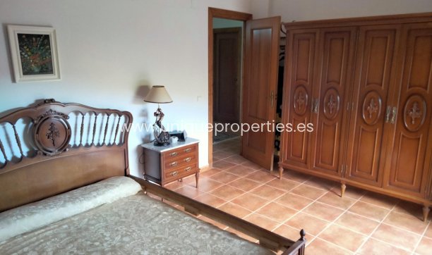 Reventa - Cortijo -
Huescar