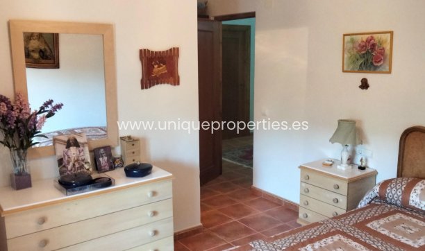 Reventa - Cortijo -
Huescar