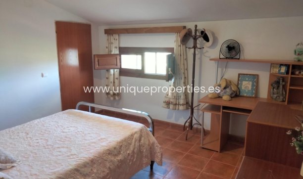 Reventa - Cortijo -
Huescar