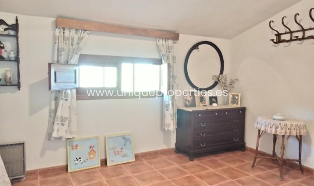 Reventa - Cortijo -
Huescar