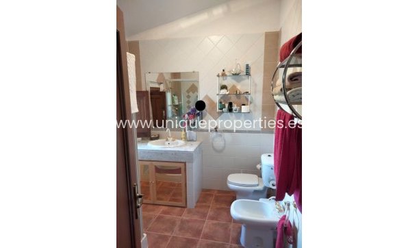 Reventa - Cortijo -
Huescar