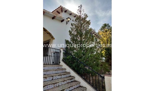 Reventa - Cortijo -
Huescar