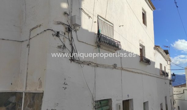 Resale - Village House -
Urracal