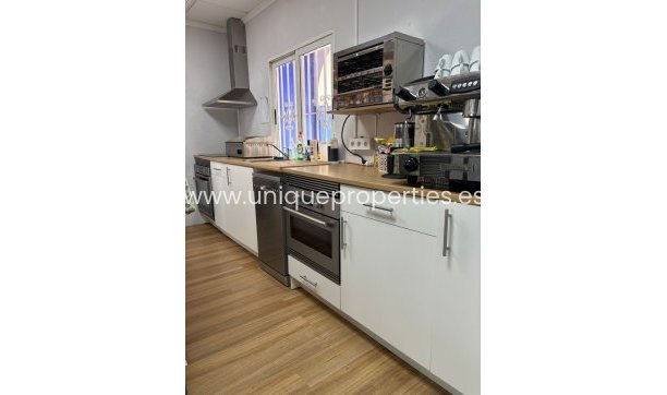 Resale - Commercial Property -
Torrevieja - Puerto