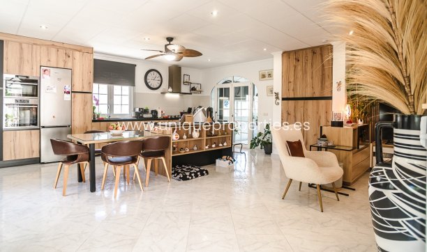 Reventa - Villa -
La Marina - LA MARINA