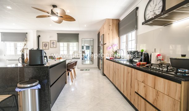 Reventa - Villa -
La Marina - LA MARINA