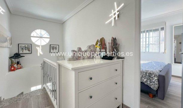 Resale - House -
Orihuela Costa - Villamartin