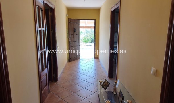 Resale - Villa -
Huescar