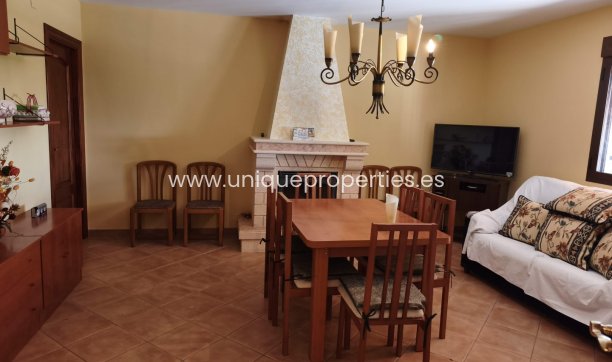 Resale - Villa -
Huescar