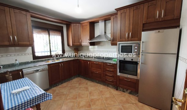 Resale - Villa -
Huescar