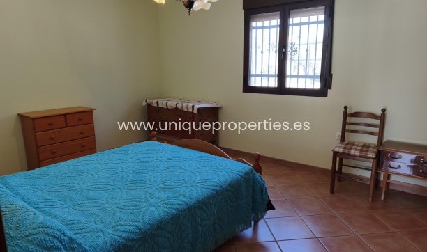 Resale - Villa -
Huescar