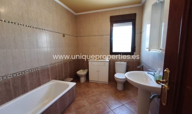 Resale - Villa -
Huescar