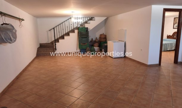 Resale - Villa -
Huescar