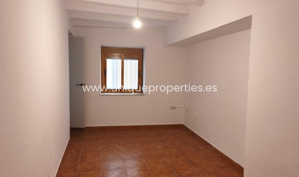 Herverkoop - Village House -
Somontin