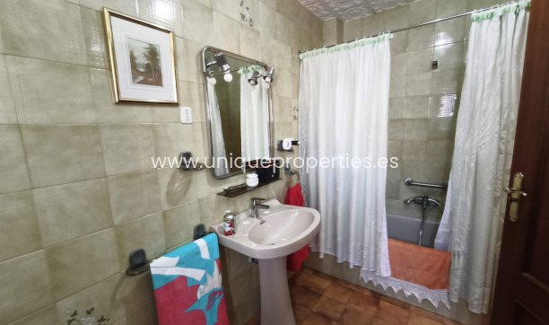 Herverkoop - Village House -
Baza
