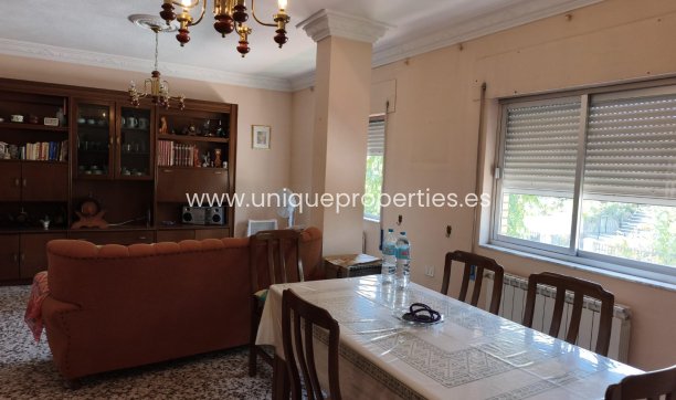Herverkoop - Village House -
Baza