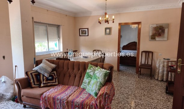 Herverkoop - Village House -
Baza