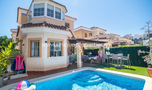 Resale - House -
Guardamar del Segura - EL RASO