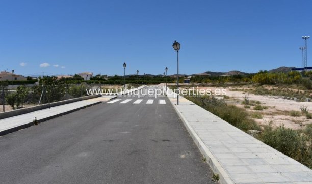 Herverkoop - Land -
Cela