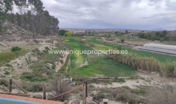 Reventa - Cortijo -
Huescar