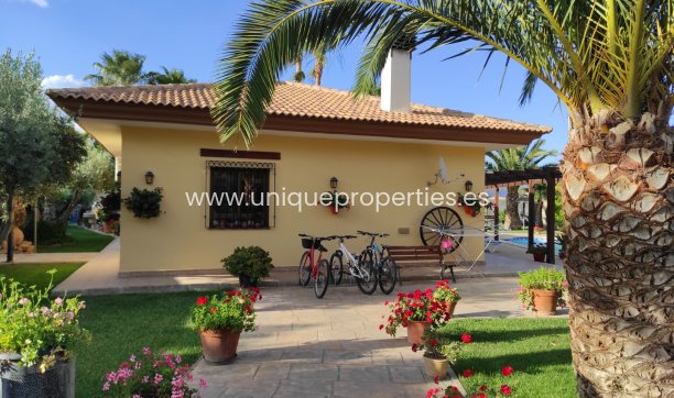 Resale - Villa -
Armuna de Almanzora